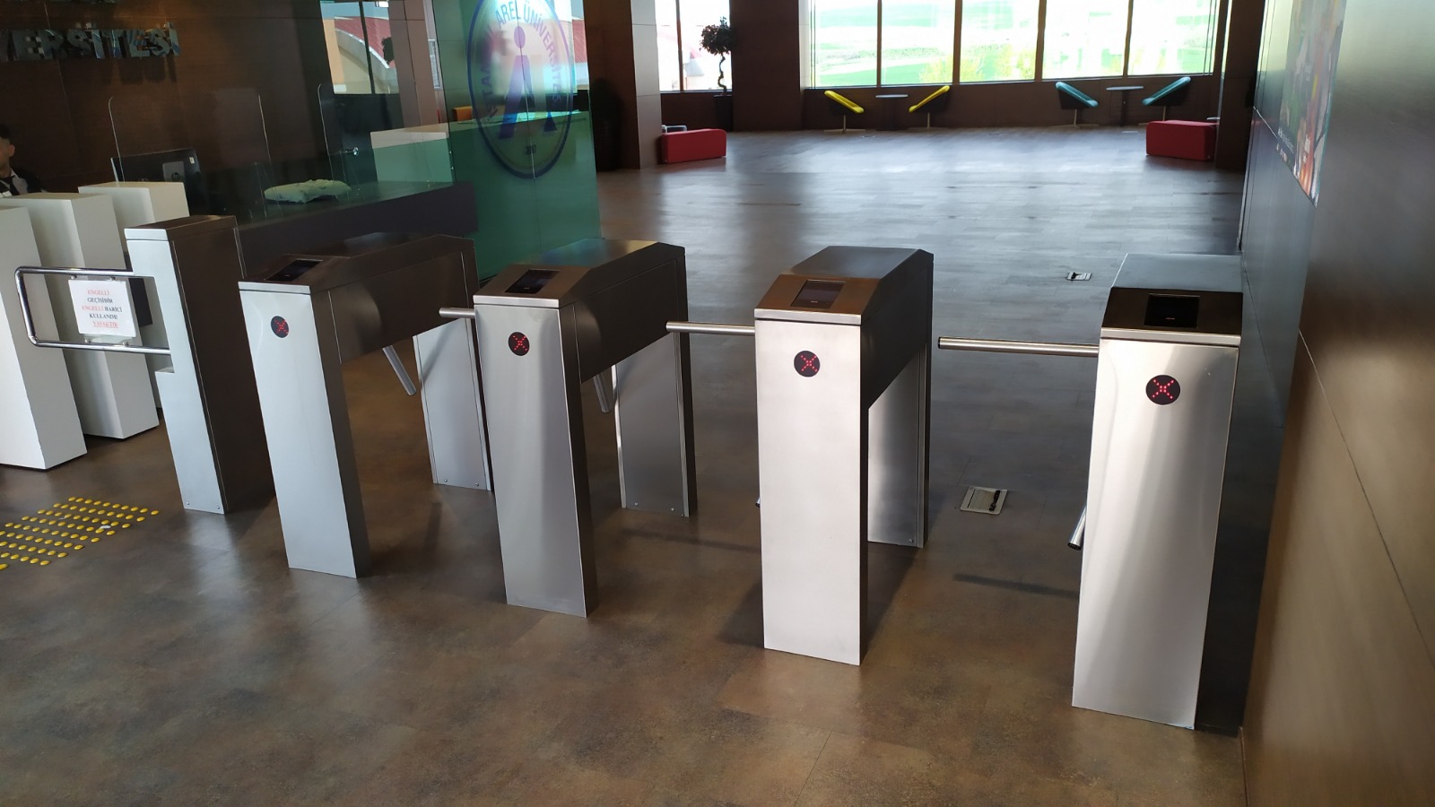 Système de suivi des étudiants, installation de tourniquets tripodes et tourniquets VIP