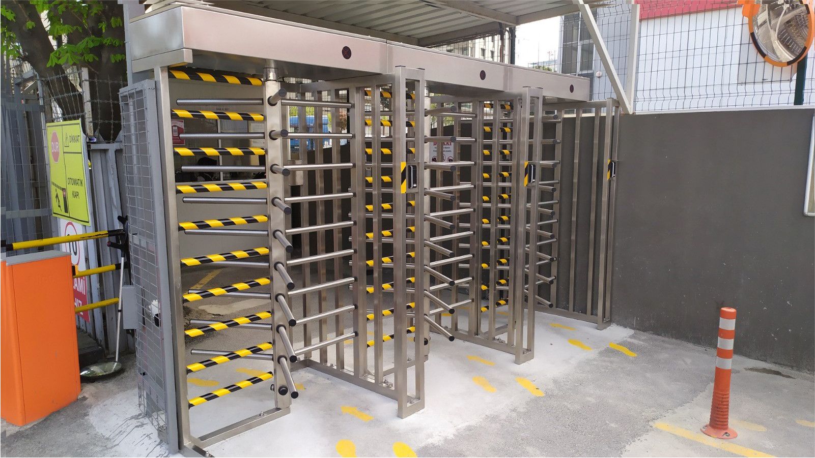 Installation d'un tourniquet de sécurité de grande taille et d'un système de lecture de cartes pour la société Yılmaz Plastik A.Ş.