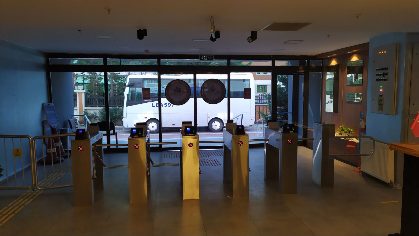 Installation d'un tourniquet à trépied et d'un tourniquet VIP