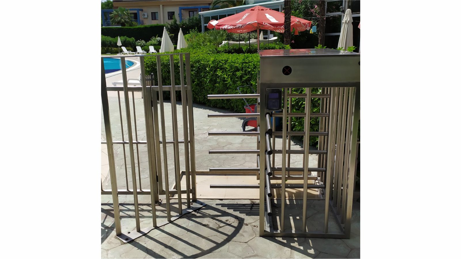 PROJET DE TOURNOISEAU À DEMI-HAUTEUR ET D'ACCÈS PAR CARTE DANS UN COMPLEXE DE VACANCES