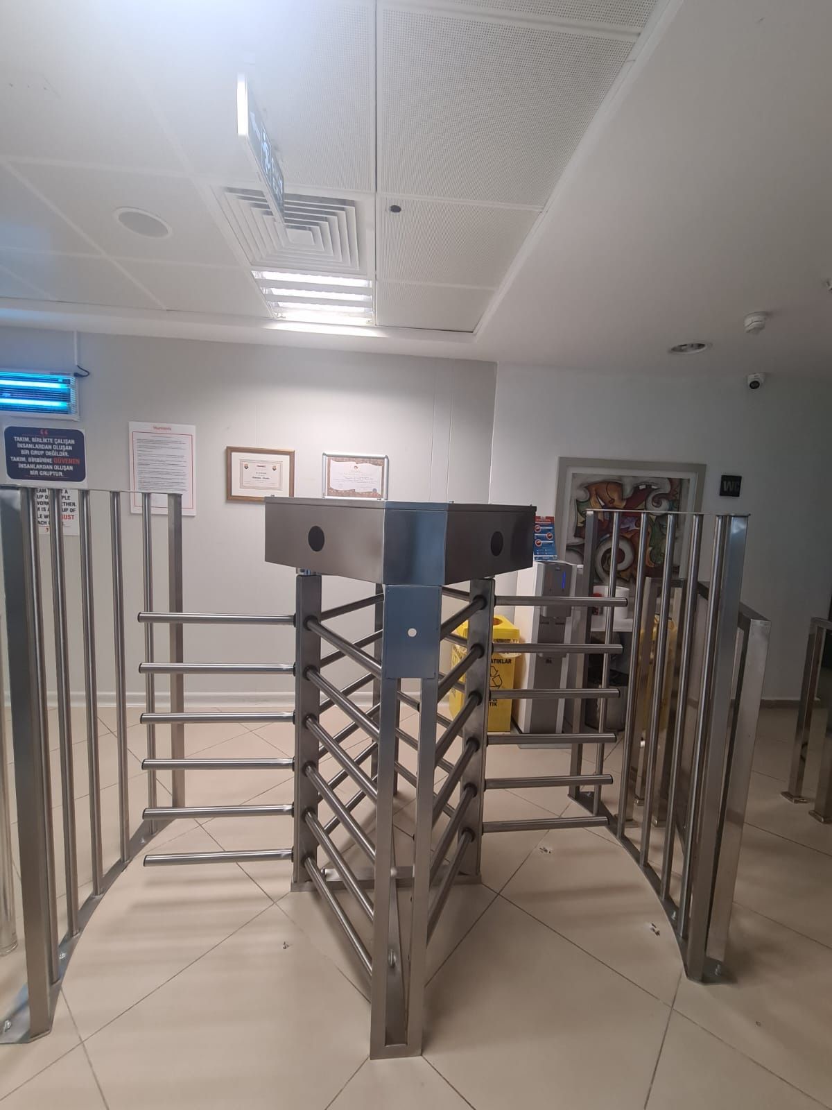 Drehkreuzprojekt aus Edelstahl in halber Höhe