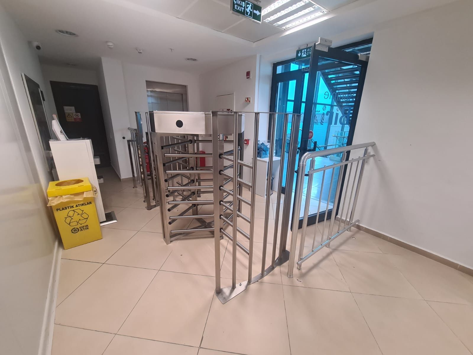 Drehkreuzprojekt aus Edelstahl in halber Höhe