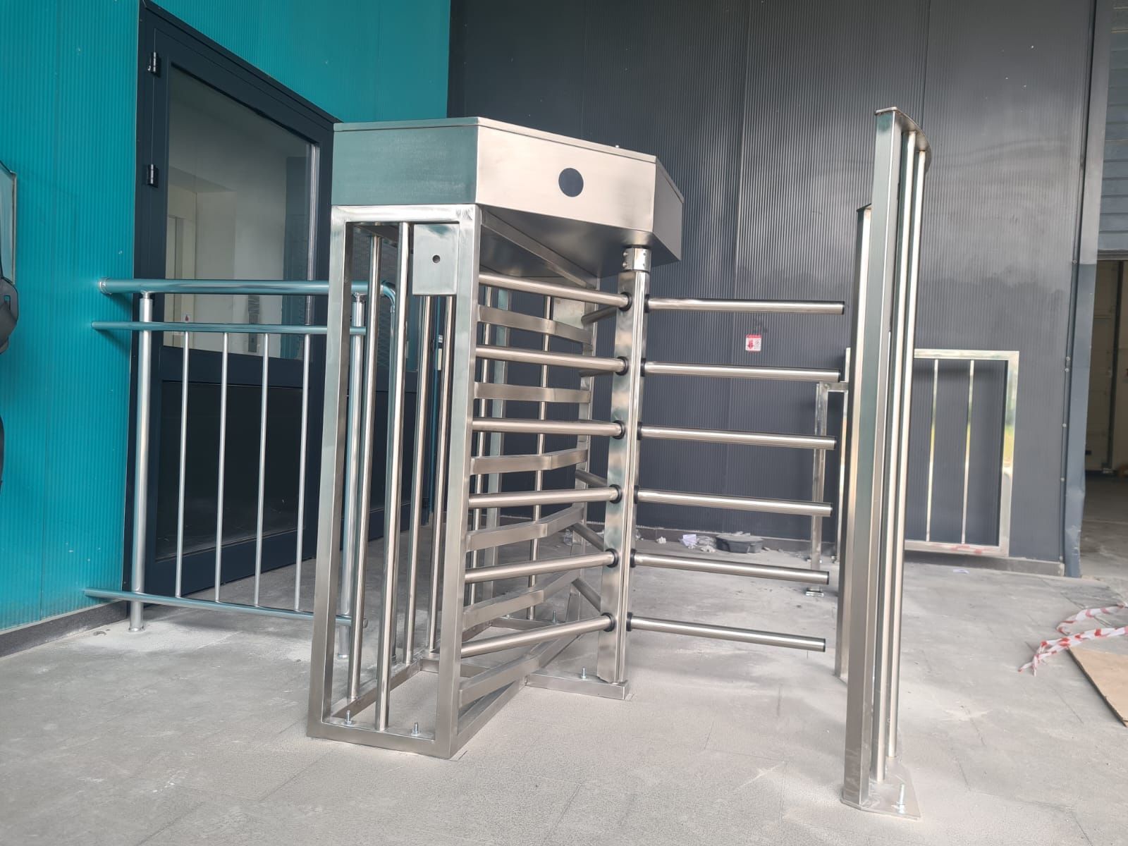 Drehkreuzprojekt aus Edelstahl in halber Höhe